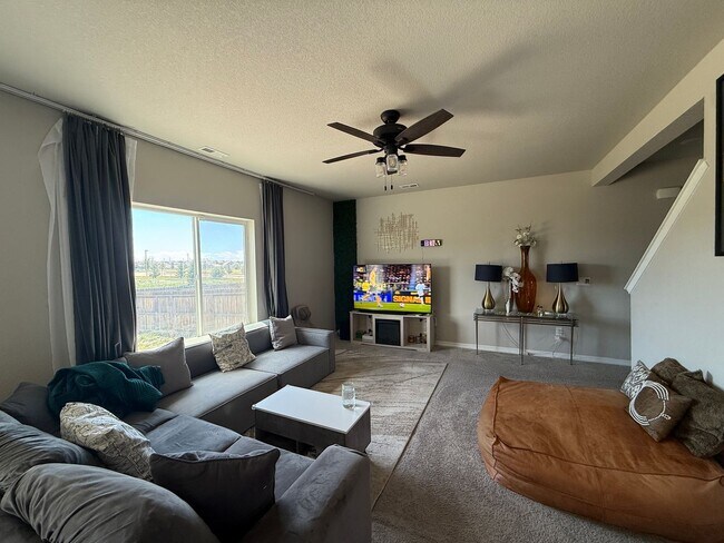 Building Photo - 4 Bed 3 Bath Home Minutes Away from Ft. Carson, Peterson SFB , & Schriever SFB!!