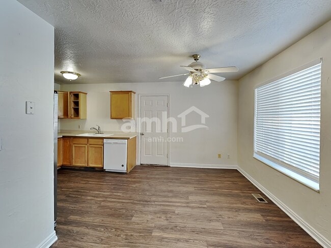 Foto del edificio - 651 Saddlebrook Dr