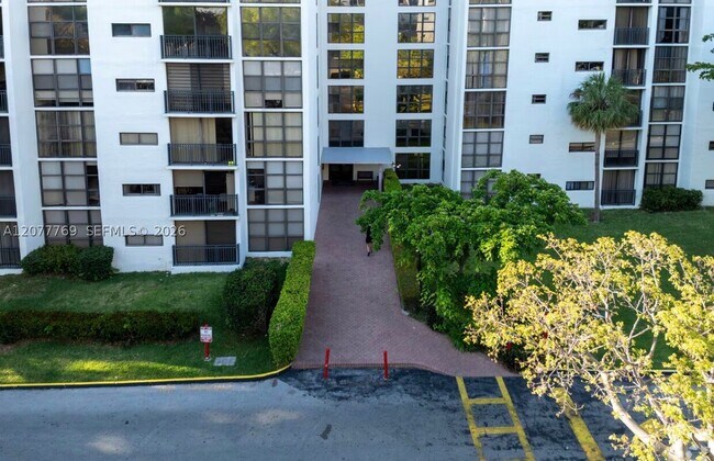 Foto del edificio - 17011 N Bay Rd