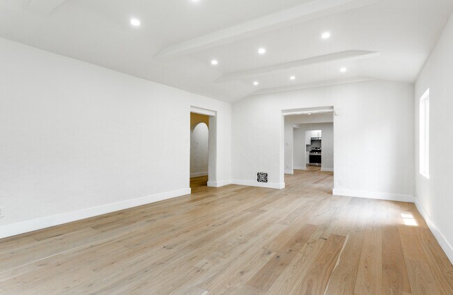 Building Photo - 452 S Roxbury Dr