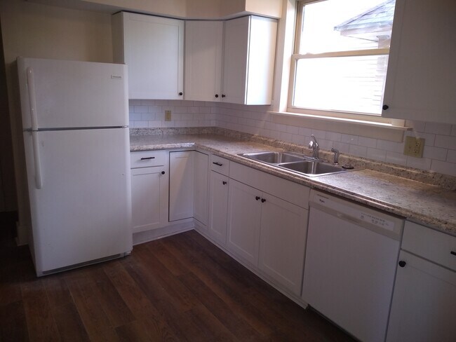 Kitchen sink, refrigerator (ice maker) and dishwasher - 1626 SW Clay St