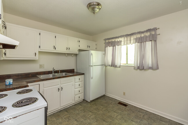 Building Photo - 811 Riverside Dr
