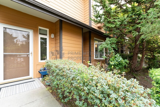 Building Photo - 1515 E Yesler Wy
