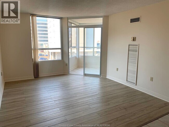 Photo du bâtiment - 75 Riverside Dr E