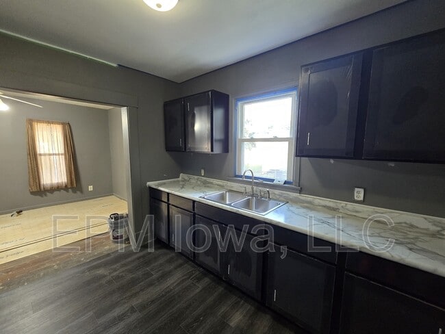 Building Photo - 709 Kern St