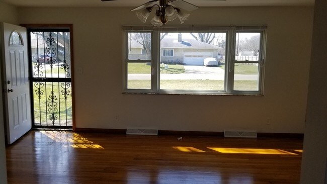 Foto del edificio - 350 N Grener Ave