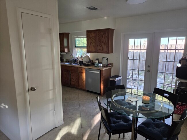 Comedor - 2541 Waldemere St