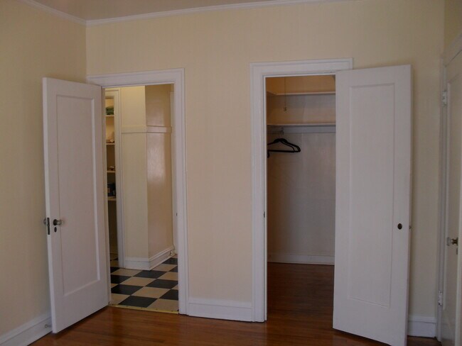 big bed room closets - 5717 N Winthrop Ave