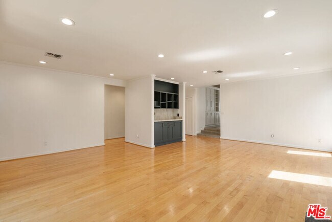 Building Photo - 2049 Watson St