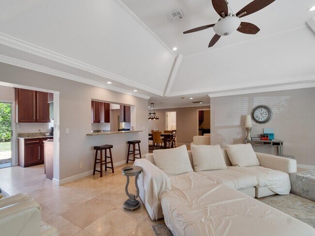 Foto del edificio - 527 E Causeway Blvd