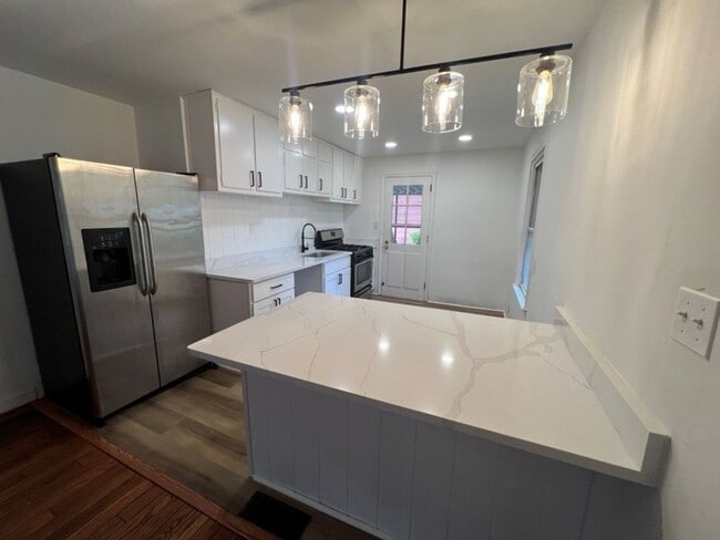 Building Photo - Single Family Home -Recently updated