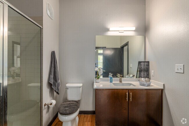 1 habitación, 1 baño, 684 pies cuadrados, baño - Travis Flats