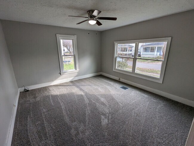 Building Photo - For Sale Land Contract - Spacious Updated ...