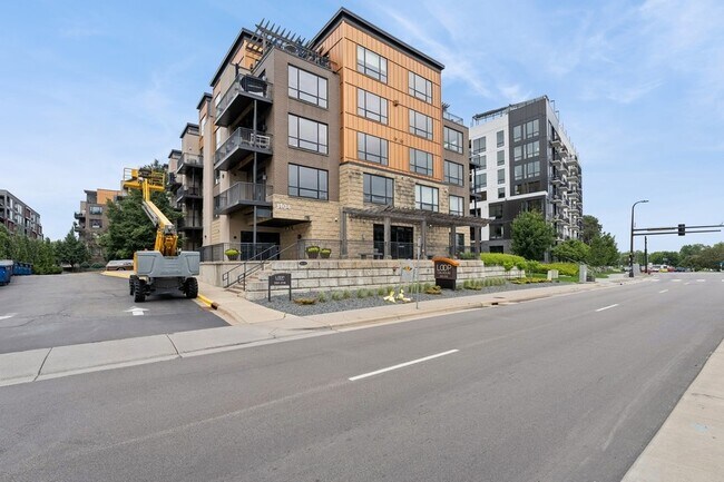 Building Photo - 3104 W Lake St