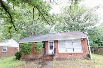Building Photo - 3006 Manor Dr
