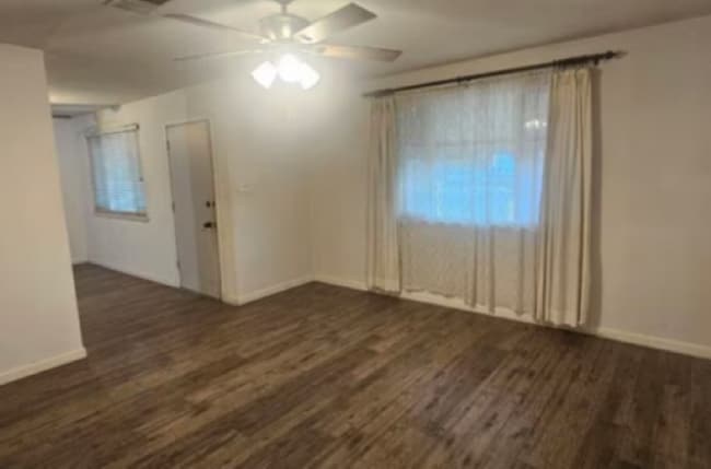 Building Photo - 3 Bed · 2 Bath · Huge Yard · Great Central Location!