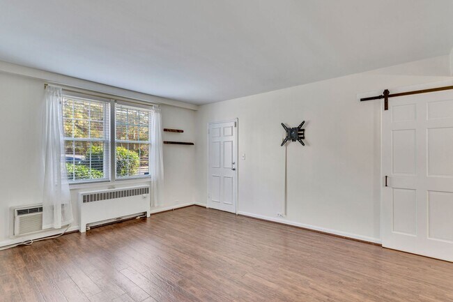 Foto del edificio - Spacious Corner unit 1 BR 1 BA