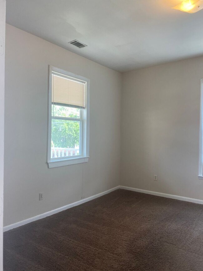 Foto del edificio - 4 Bedroom upstairs duplex downtown! **Prel...