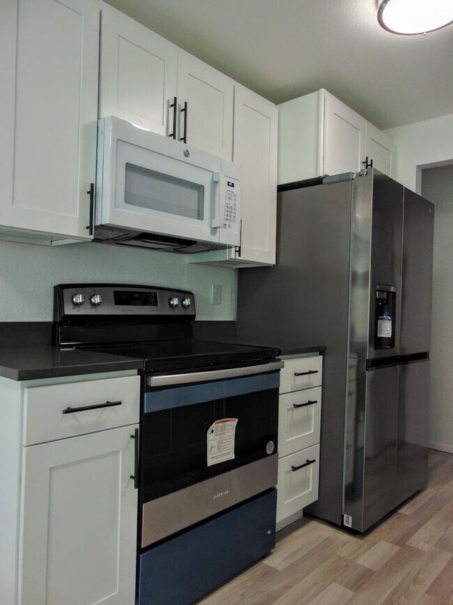 Building Photo - Beautifully Updated 2 Bedroom/2 Bath Renton Condo!