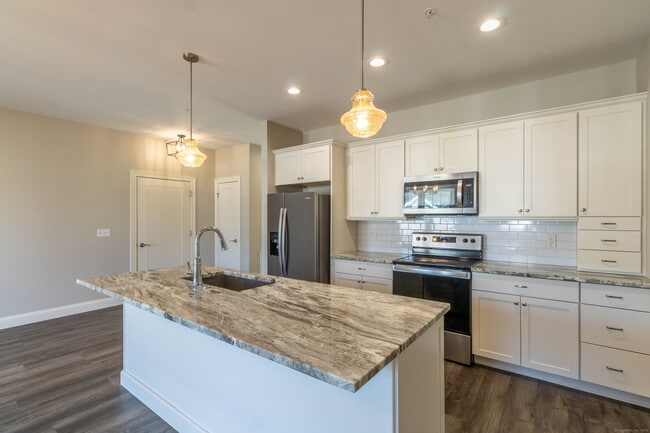 Building Photo - 502 Edgewater Cir