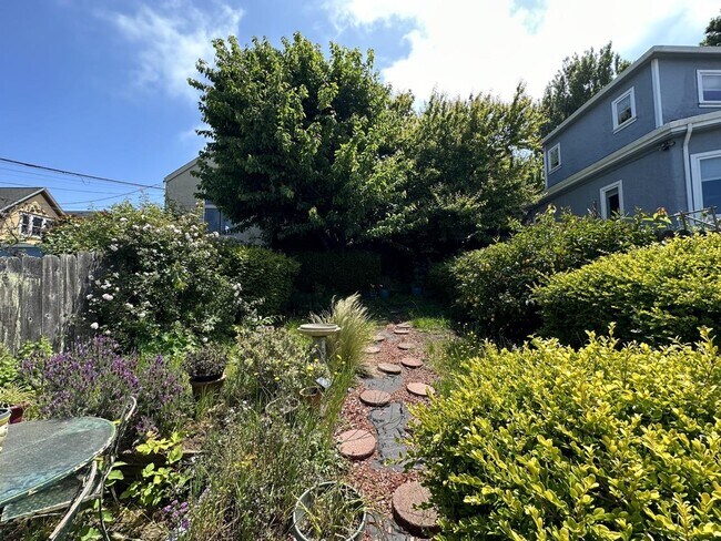 Building Photo - 457 30th St