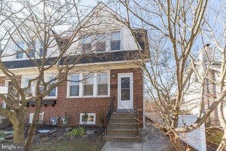 Building Photo - 207 W 11th Ave