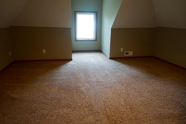 Building Photo - Great 5 bedroom house for rent near U of M...