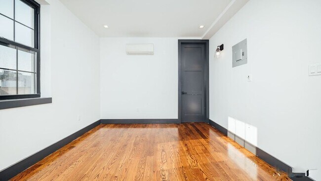 Foto del edificio - 703 Rogers Ave