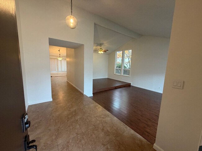 Foto del edificio - 4 Bedroom | 3 Bathroom | Home in Roseville