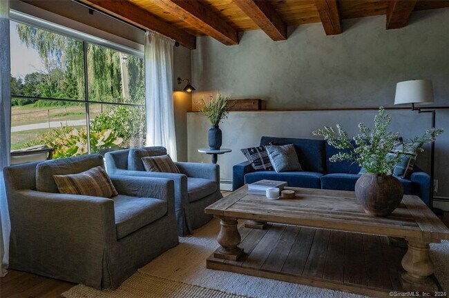 Foto del edificio - 69 Mudge Pond Rd