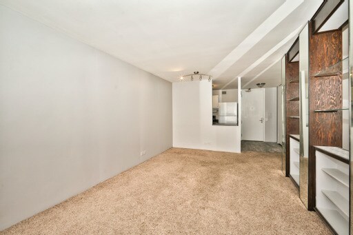 Building Photo - 4343 N Clarendon Ave