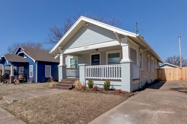 Foto del edificio - Classic Charm With All New Amenities 3/2 House!