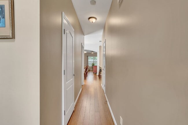 Building Photo - Rare Find!   3BR/2.5BA End-Unit Townhouse ...