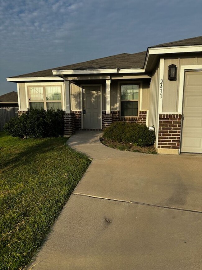 Building Photo - 2433 Stoneham Ct