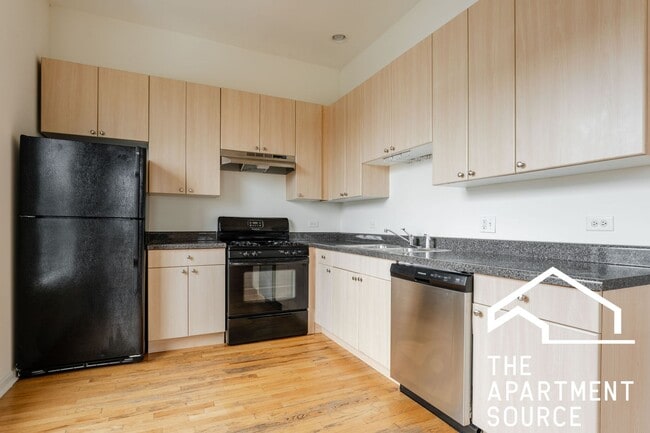 Foto del edificio - HUGE 1BR/1BA Close to Blue Line, Pet Friendly