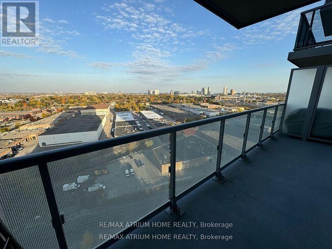 Photo du bâtiment - 225 Village Green Square