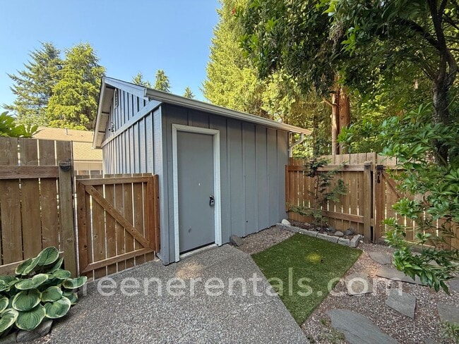 Building Photo - Quaint 2BR 1.5BA Condo in the Vineyards