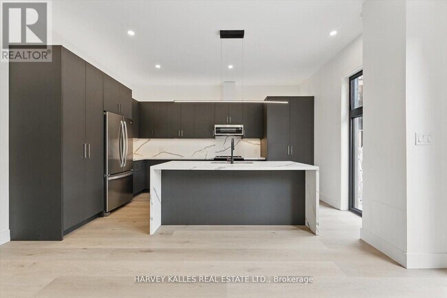 Building Photo - 1064 Dufferin St
