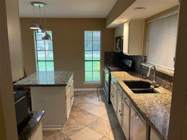 Foto del edificio - 3BR SFR with Island Kitchen and 2-Car Garage in Lexington Woods