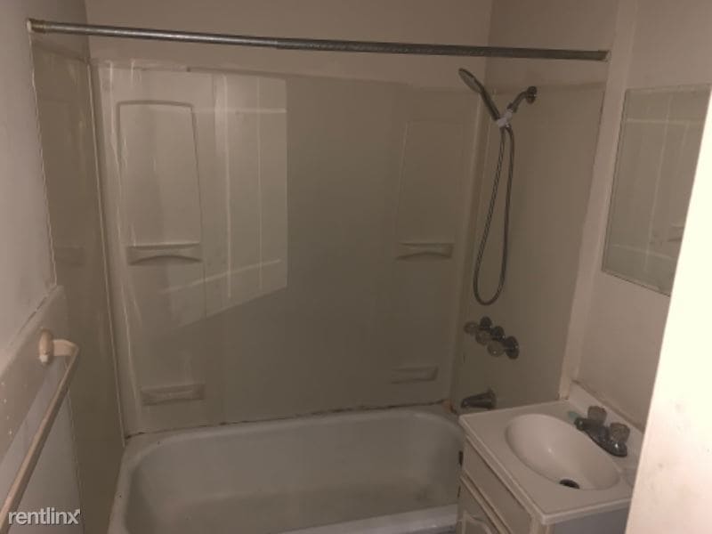 Building Photo - 1 br, 1 bath Apartment - 685 Main St 2 Unit 2