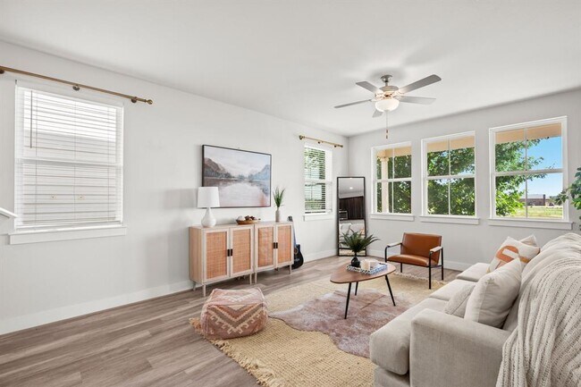 Foto del edificio - 7118 Silver Star Ln