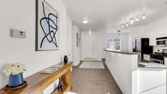 Foto del edificio - AMAZING COMPLETELY REMODELED CONDO IN SUMM...