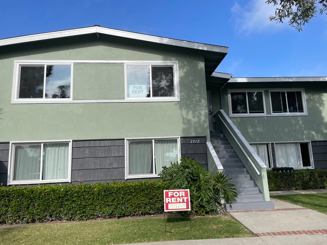 Apartamento en planta alta con ventanas nuevas; arriba a la izquierda. - 2912 Peppertree Ln