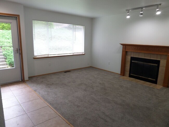 Building Photo - Great 3-Bedroom Duplex in North Tacoma - T...