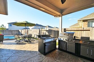 Building Photo - 6454 Applewood Forest Dr