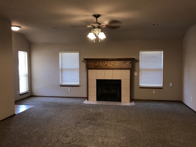 Building Photo - 2 bed, 2 bath duplex for rent in Moore