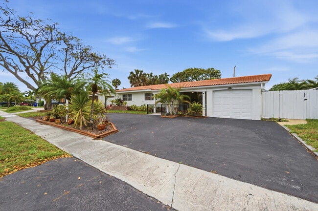 Building Photo - 2120 NE 62nd Ct