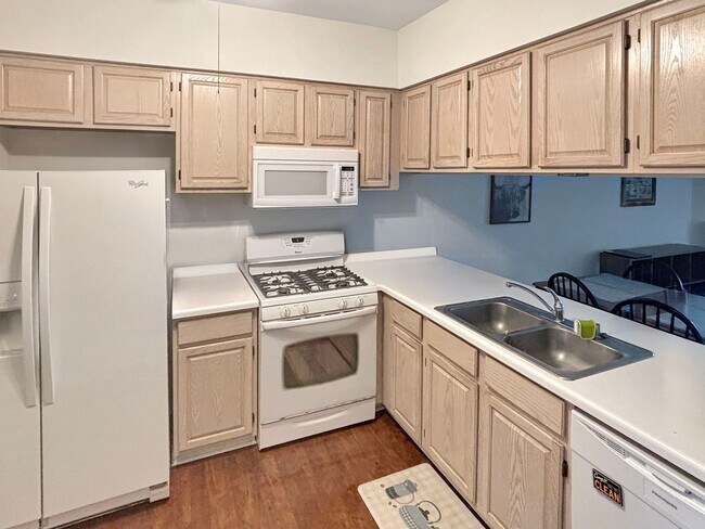Foto del edificio - Updated 2-Bed, 2.5-Bath Townhome with Mode...