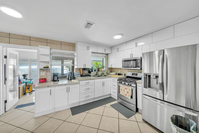 Building Photo - 726 N A St