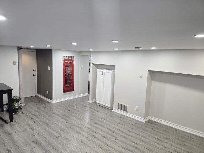 Building Photo - 46 Lippincott St W